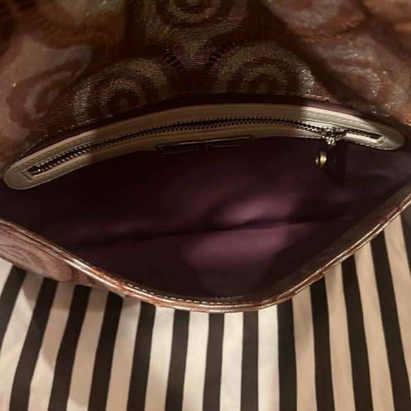 Henri Bendel ,  wristlet/clutch... Rare…Beautiful pattern designed. New - Picture 9 of 16